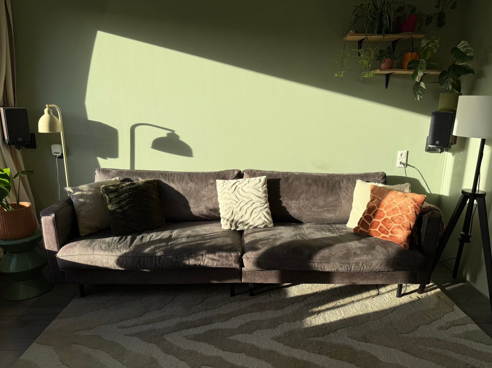 Grijsbruine suede bank, Ophalen, Gebruikt, 100 tot 125 cm, 300 cm of meer