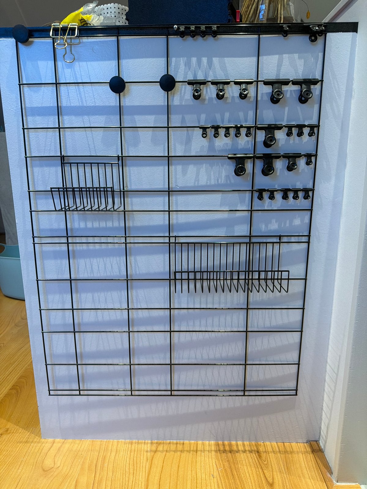 Zwart metalen rasterbord met accessoires, Huis en Inrichting, Woonaccessoires | Overige, Ophalen, Gebruikt, Zwart, Metaal