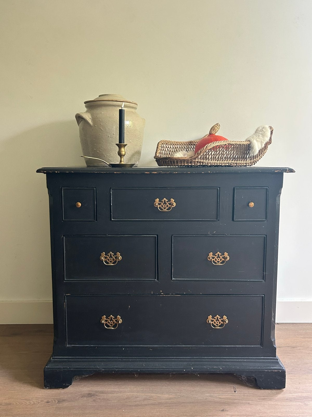 Antieke Zwarte Commode met Messing Beslag, Ophalen