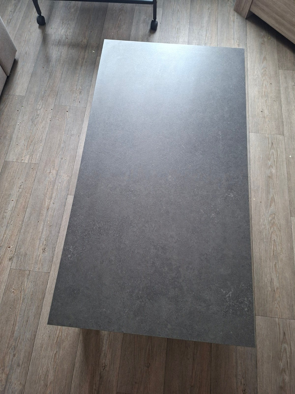 Salontafel met donkergrijs blad en houtlook onderstel, Ophalen, 100 tot 150 cm, 50 tot 100 cm, Zo goed als nieuw