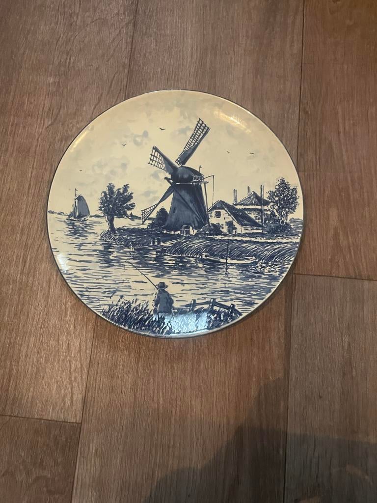 Handgeschilderd Delfts Blauw Bord met Molen en Visser, Antiek en Kunst, Ophalen of Verzenden