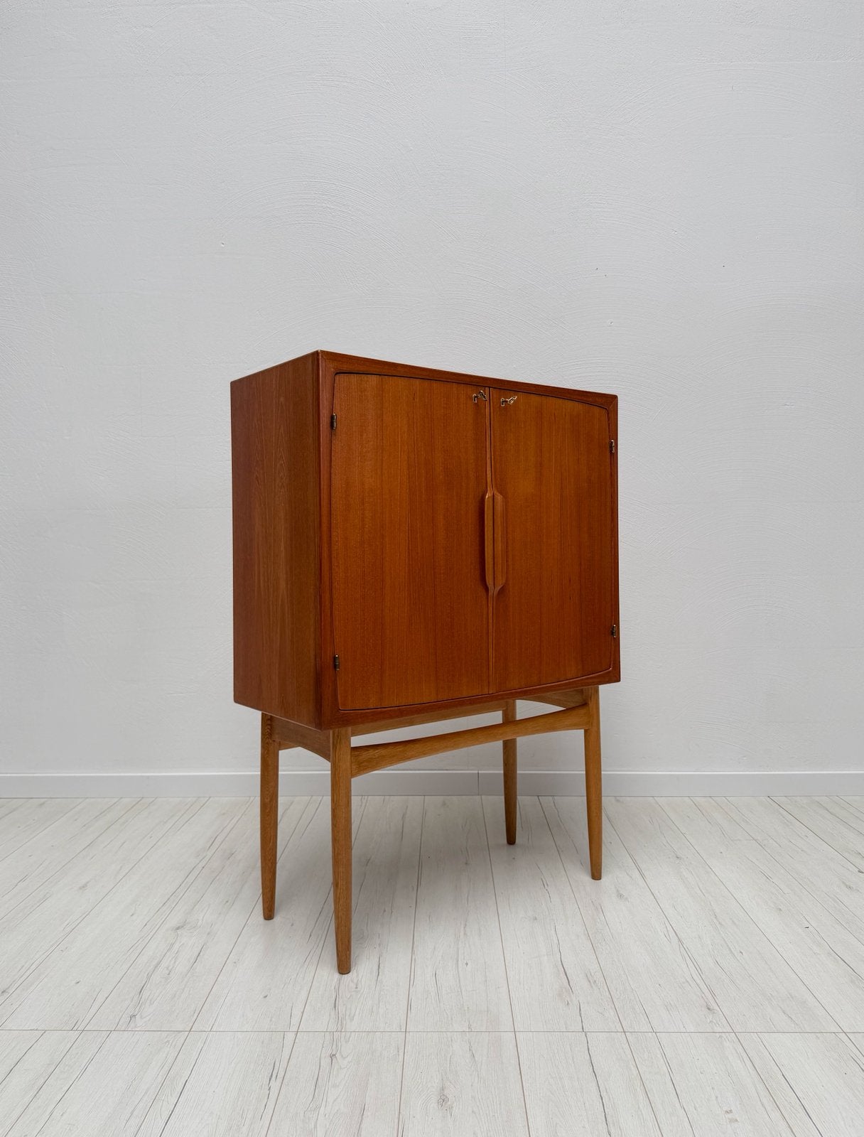 Torbjørn Afdal Bacchus Vintage Deens Teak Barkast Jaren 50, Teakhout, Zo goed als nieuw, 25 tot 50 cm, Met deur(en)