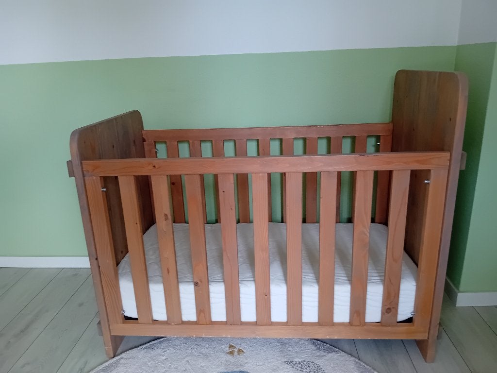 Mooie houten ledikant en commode, Kinderen en Baby's, Kinderkamer | Complete kinderkamers, Ophalen, Zo goed als nieuw, Jongetje of Meisje
