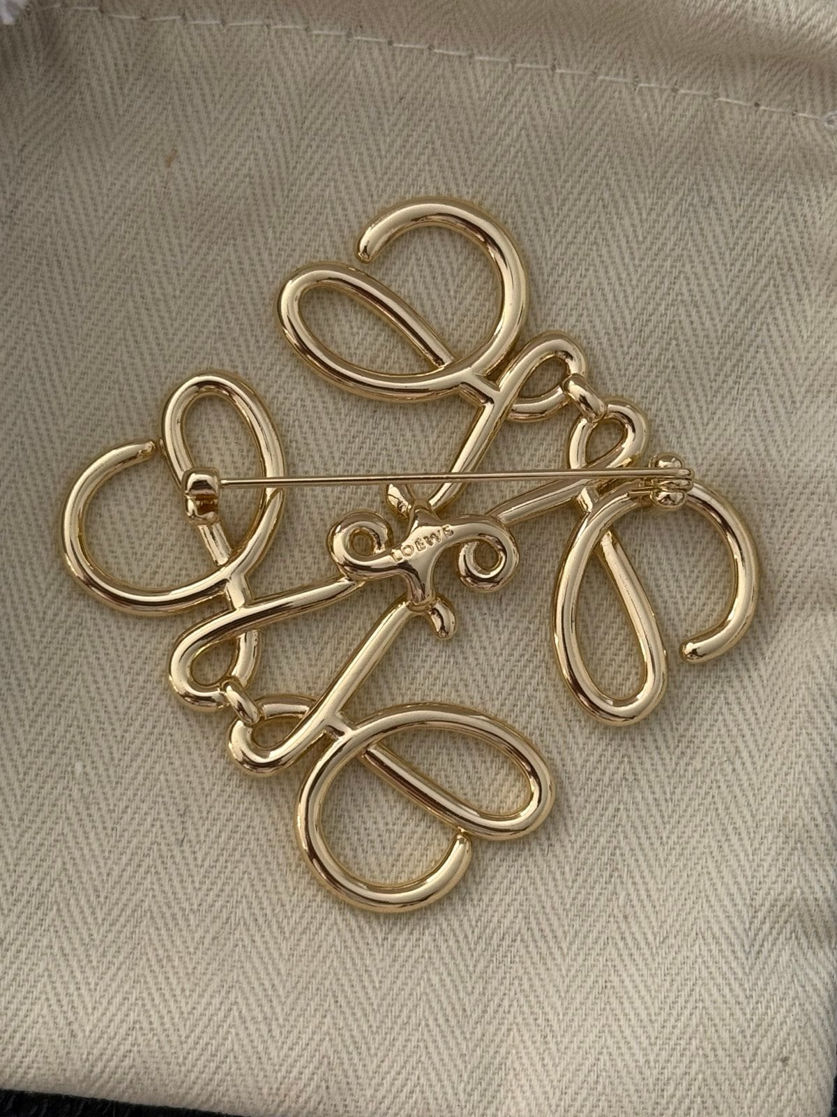 Loewe Anagram Broche Goudkleurig, Overige materialen, 4 tot 7 cm, Nieuw, Ophalen of Verzenden