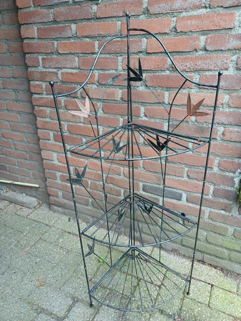 Inklapbare  hoek-etagere van ijzer., Ophalen of Verzenden