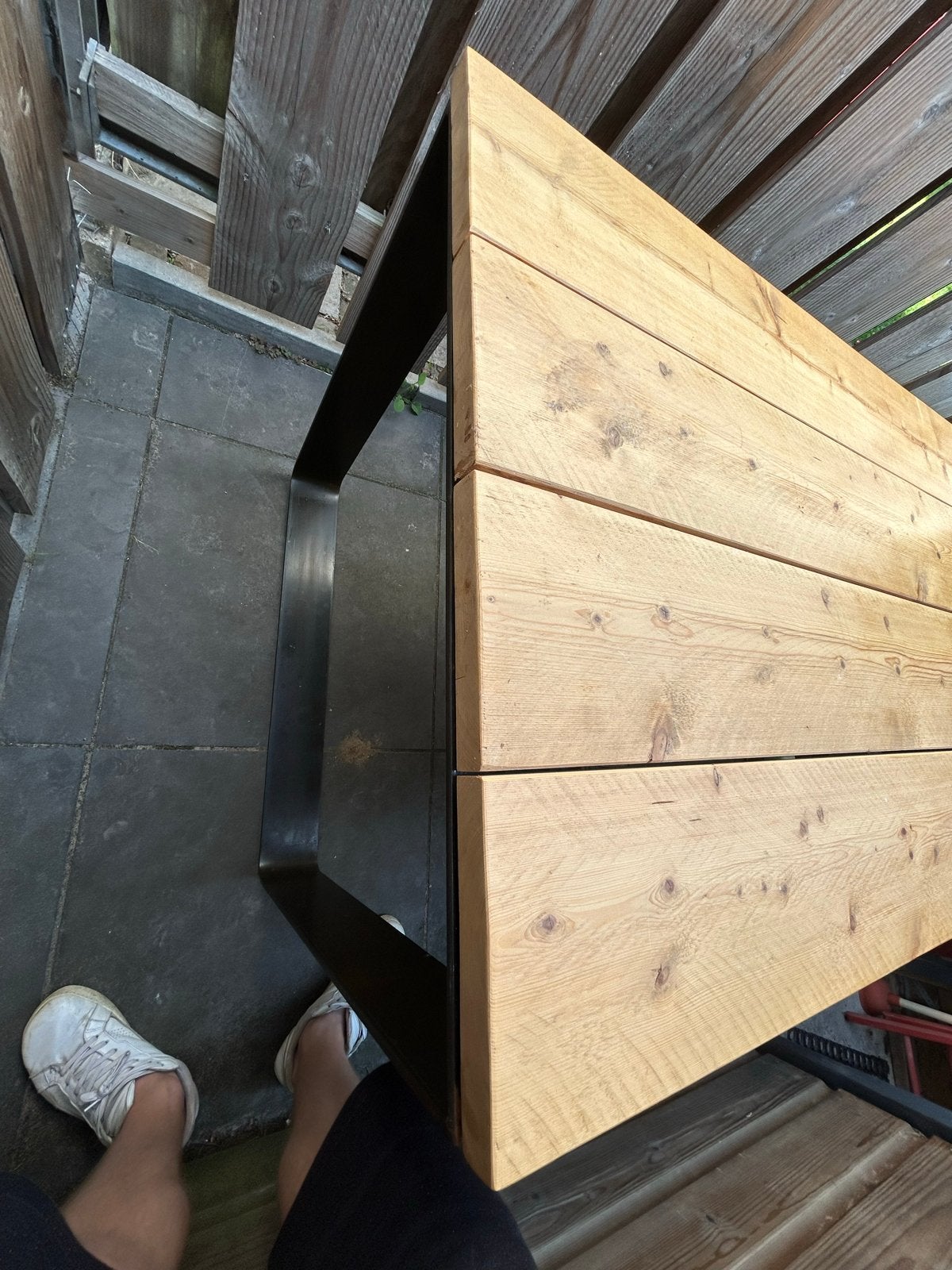 Robuuste houten tafel met metalen onderstel, Ophalen, Gebruikt, Rechthoekig, 50 tot 100 cm