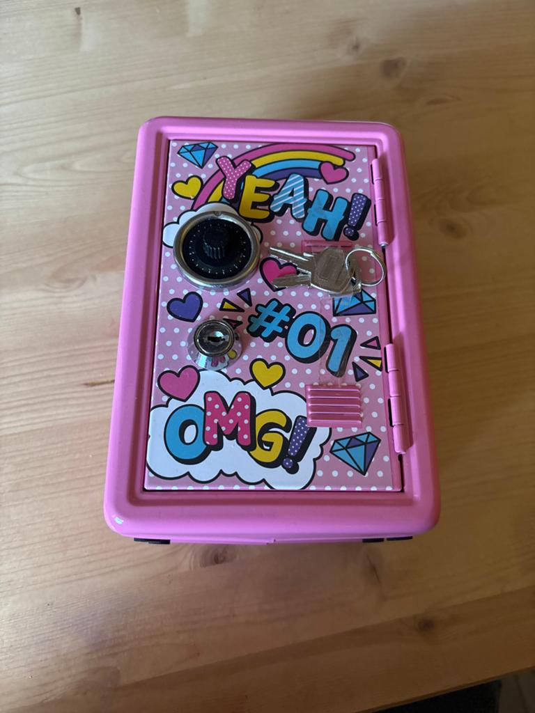 Roze spaarpot kluisje met sleutel en cijferslot, Verzamelen, Spaarpotten, Ophalen, Gebruikt, Metaal of Blik, Overige thema's