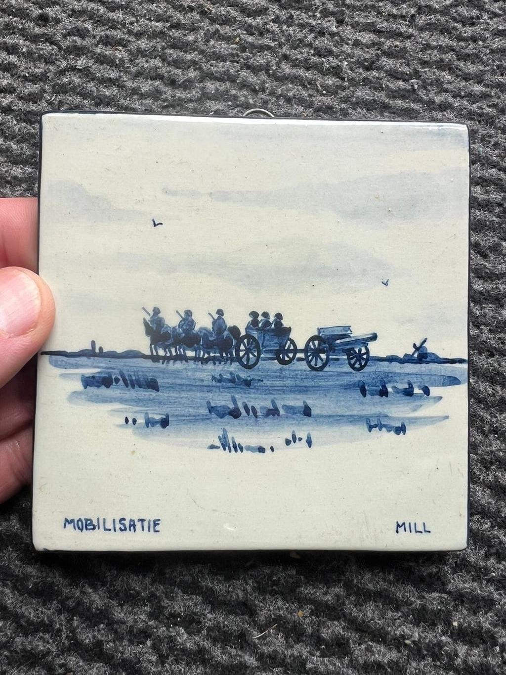 Nederlands mobilisatie tegel Mill Delft mei 1940 7 veld, Verzamelen, Verzenden, Nederland, Embleem of Badge