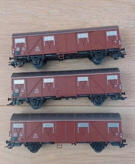 Märklin gesloten goederenwagons met schade, Wisselstroom, Gebruikt, Wagon, Ophalen of Verzenden