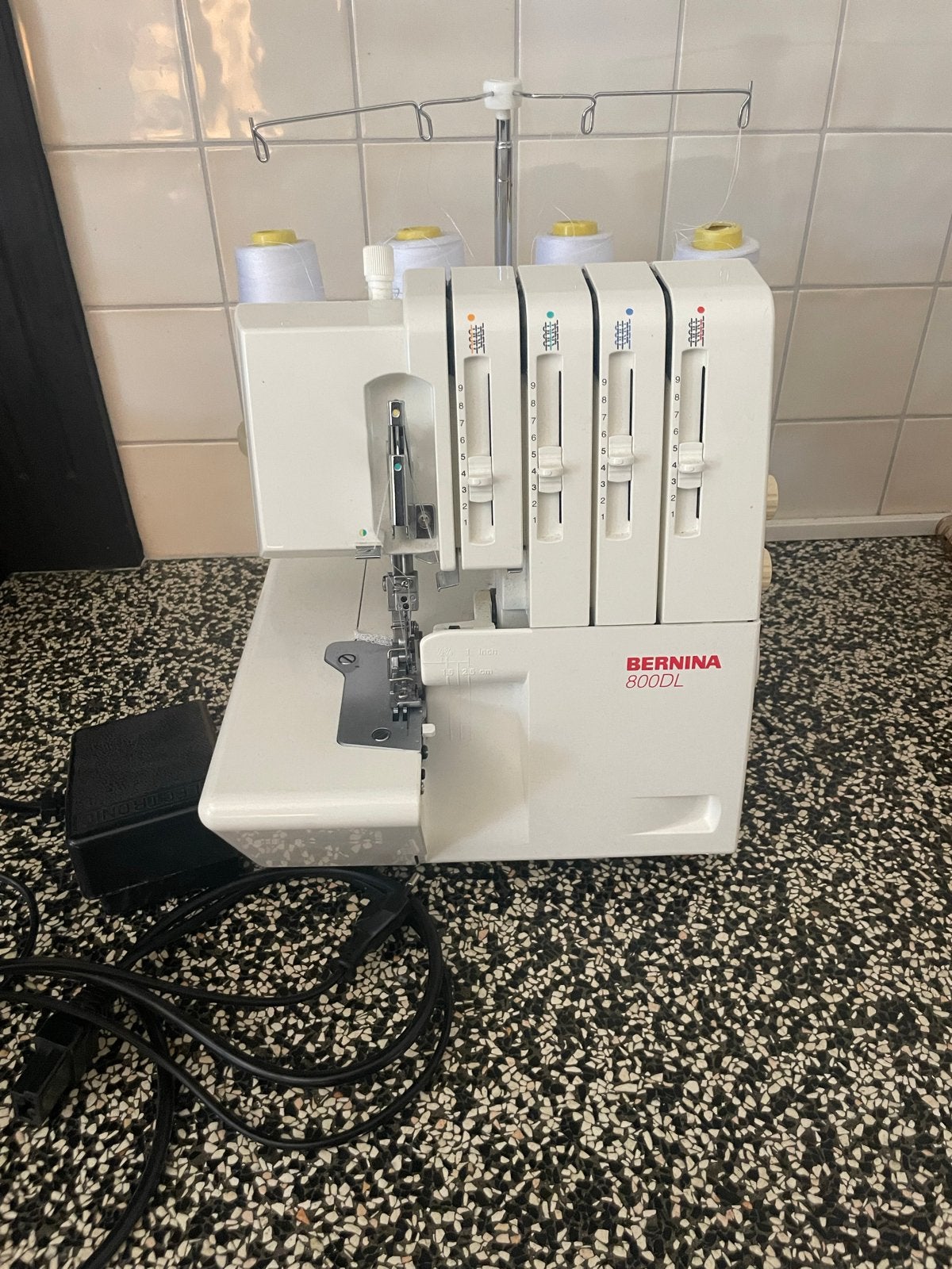 Bernina 800DL Lockmachine in goede staat, Hobby en Vrije tijd, Naaimachines en Toebehoren, Ophalen, Zo goed als nieuw, Lockmachine