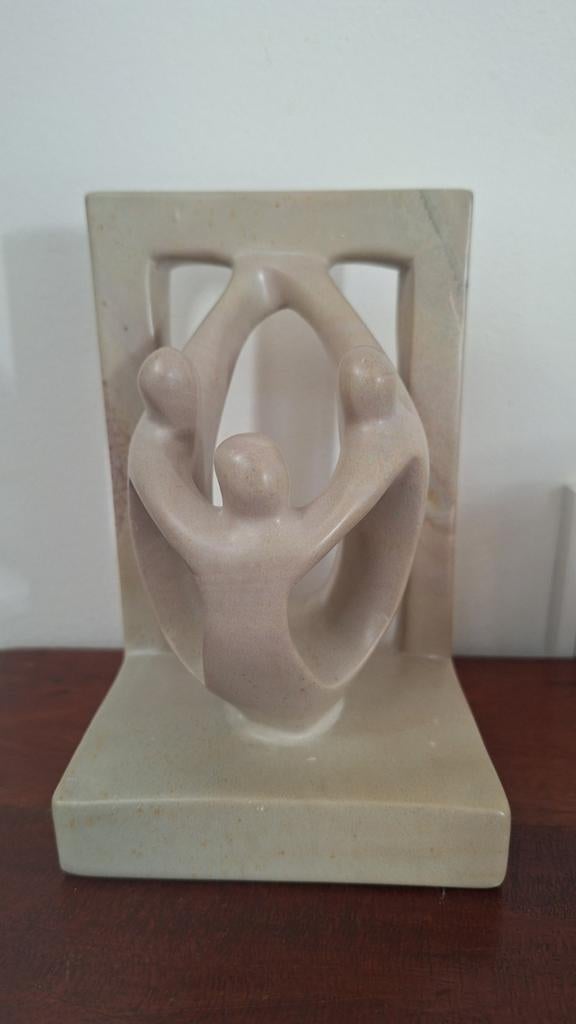 Beeld sculptuur natuursteen drie personen, Antiek en Kunst, Groep mensen, Minder dan 20 cm, Handgemaakt, Ophalen of Verzenden