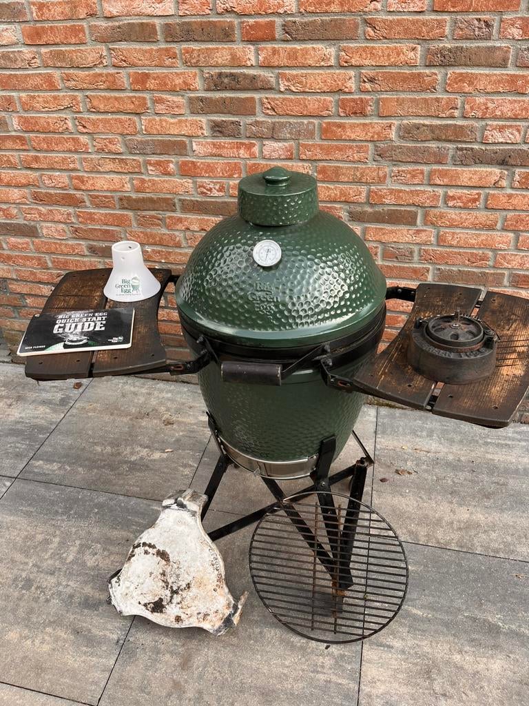 Big Green Egg Medium, Tuin en Terras, Houtskoolbarbecues, Ophalen, Gebruikt, Met accessoires