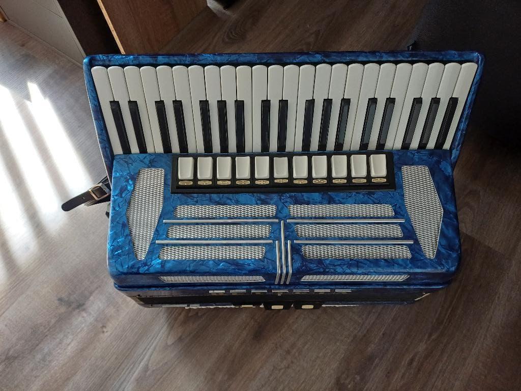 Delicia Accordeon 4-korig 120 bas, Muziek en Instrumenten, Accordeons, Met koffer, Zo goed als nieuw, Delicia, 120-bas
