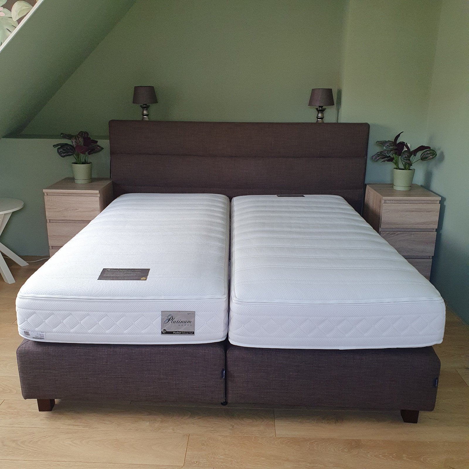Karlsson boxspring 200x180 met Beter Bed matrassen, Ophalen, Gebruikt, Bruin, Tweepersoons