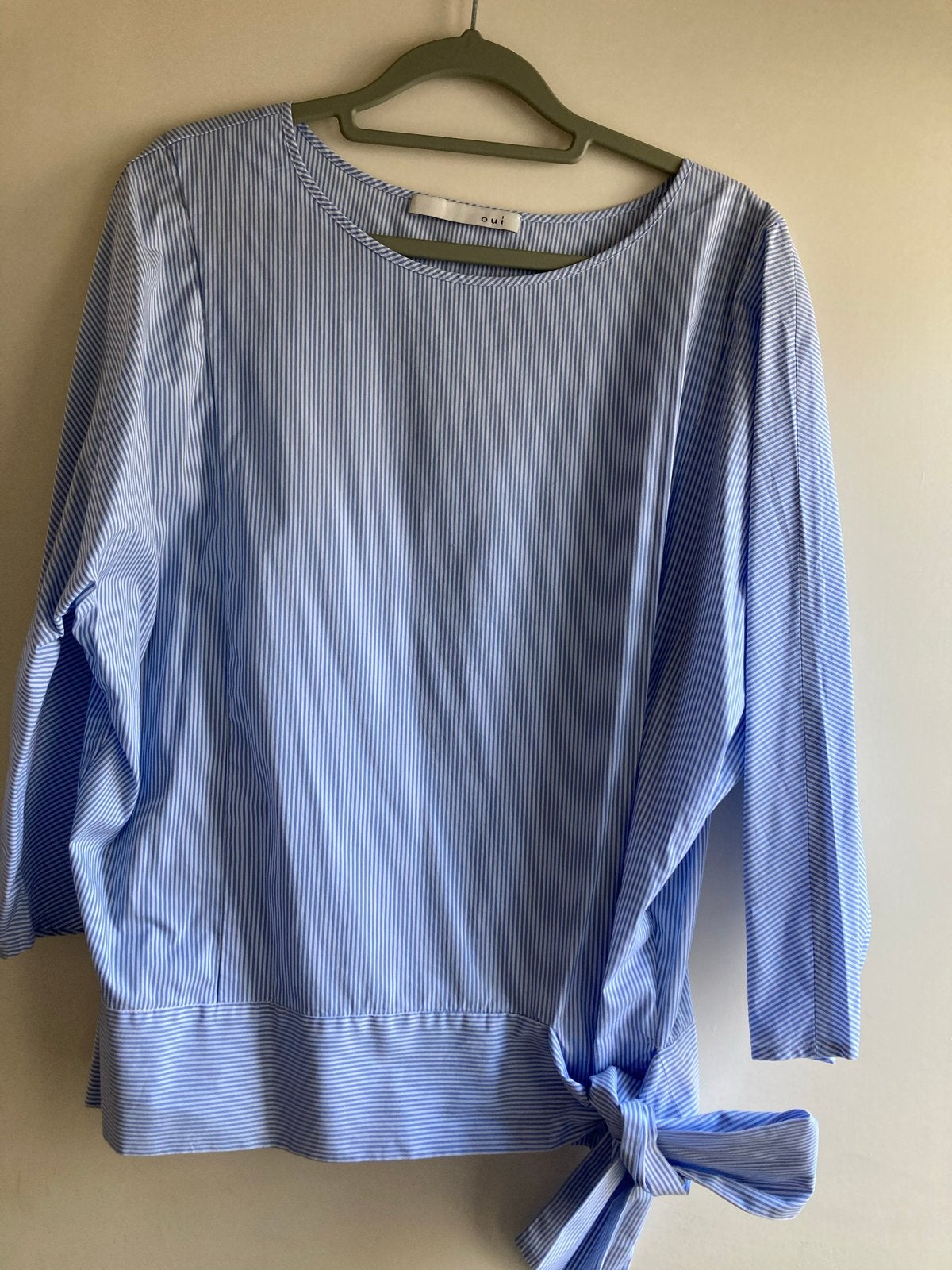 OUI Lichtblauw/wit gestreepte blouse met strik, Kleding | Dames, Blouses en Tunieken, Verzenden, Zo goed als nieuw, Maat 42/44 (L)