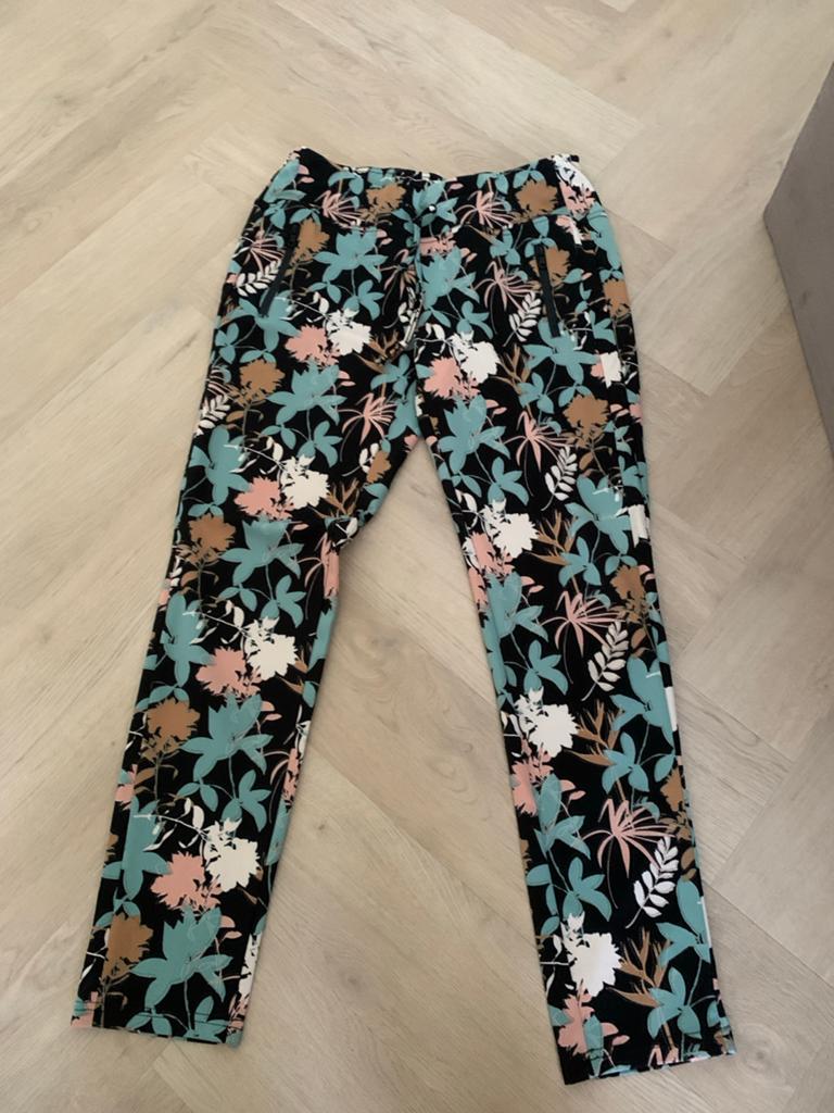Noah elastische broek met bloemenprint, maat 38/40, Kleding | Dames, Ophalen of Verzenden, Gedragen, Maat 38/40 (M), Zwart