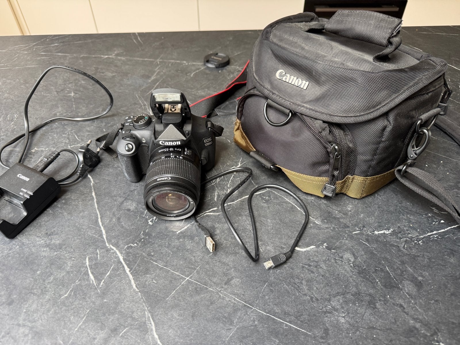 Canon EOS 1200D Spiegelreflexcamera met lens en tas, Gebruikt, Spiegelreflex, Canon, Accu