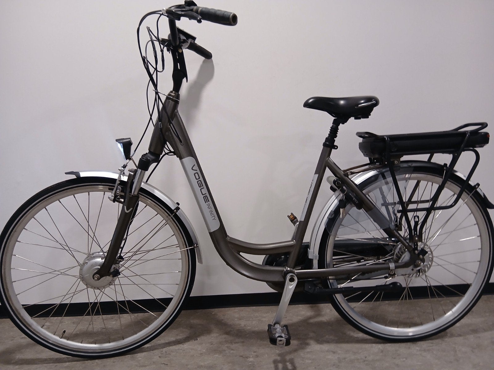VOGUE INFINITY ELEKTRISCHE DAMESFIETS E-BIKE ZGAN !, Fietsen en Brommers, Ophalen, Zo goed als nieuw