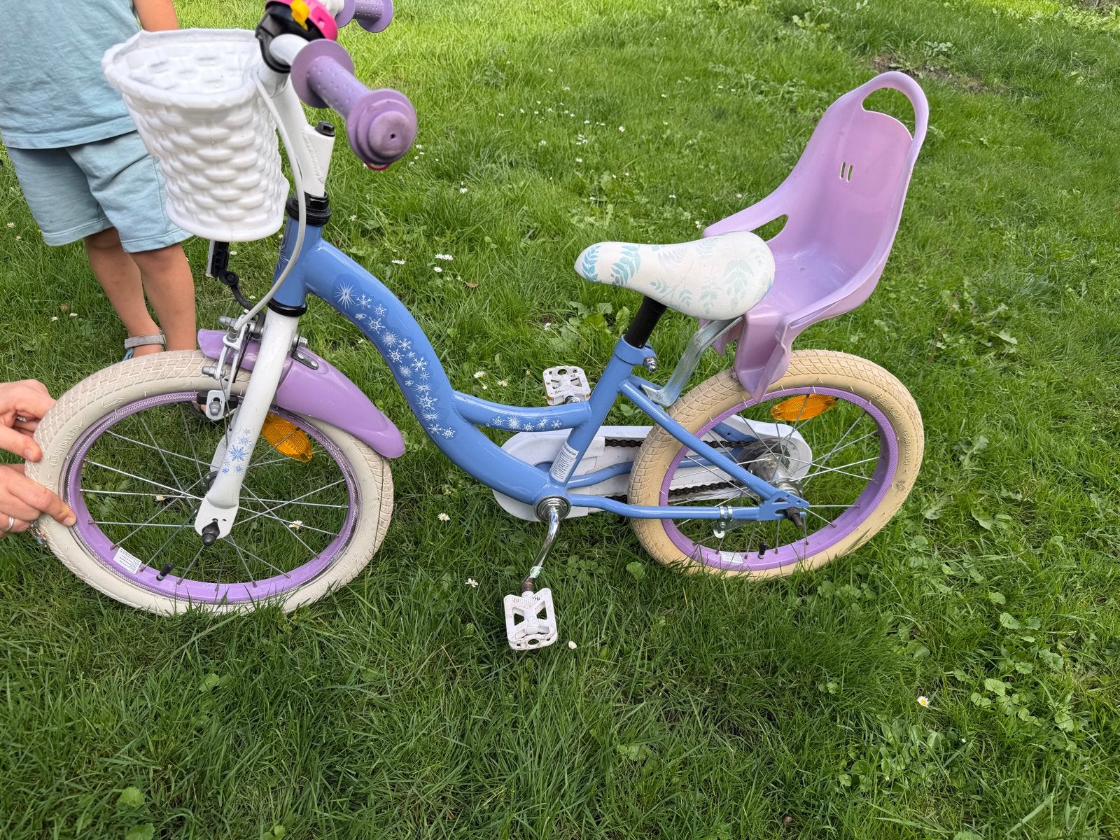 Meisjesfiets Frozen 24 inch - Zo goed als nieuw, Terugtraprem, 24 inch, Ophalen of Verzenden, Handrem