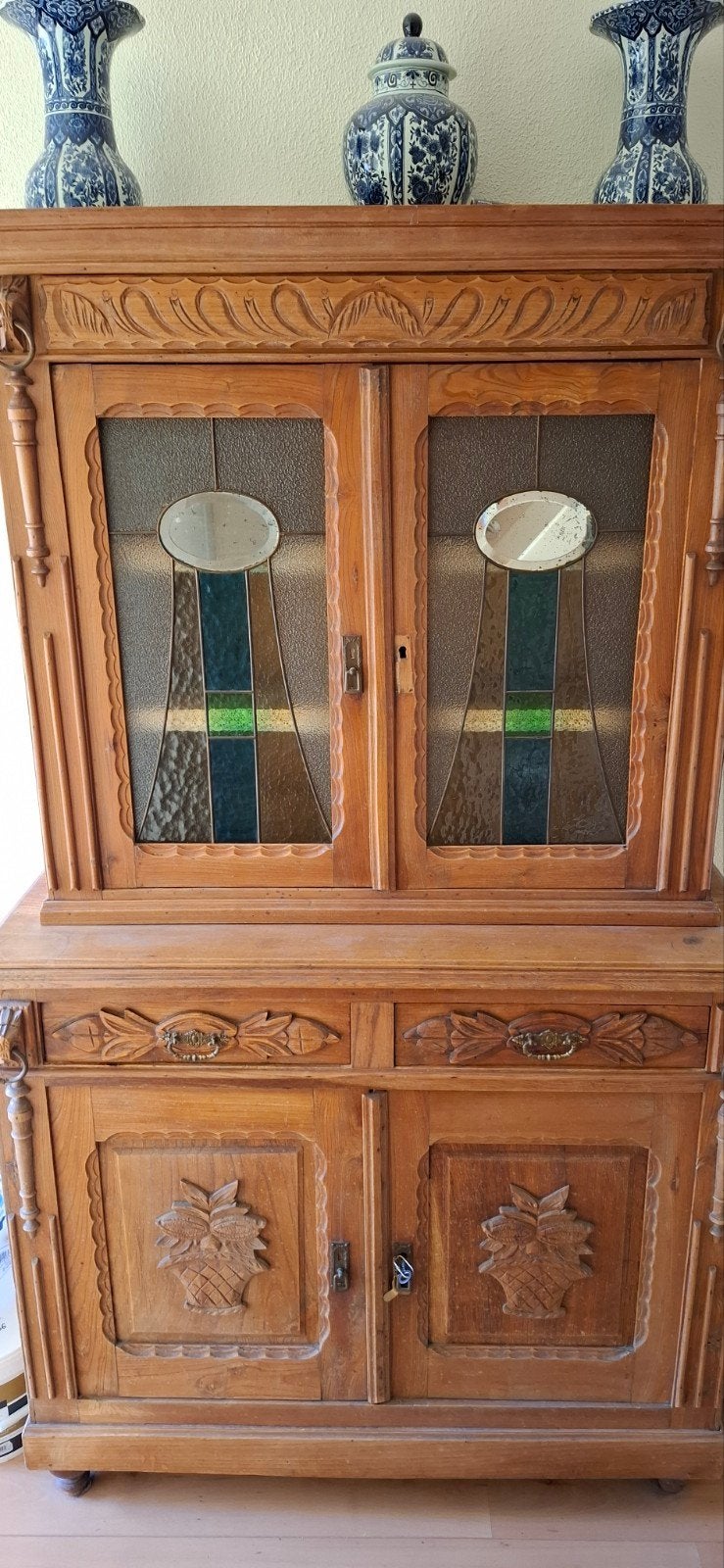 Antieke kast met glas-in-lood en houtsnijwerk, Ophalen