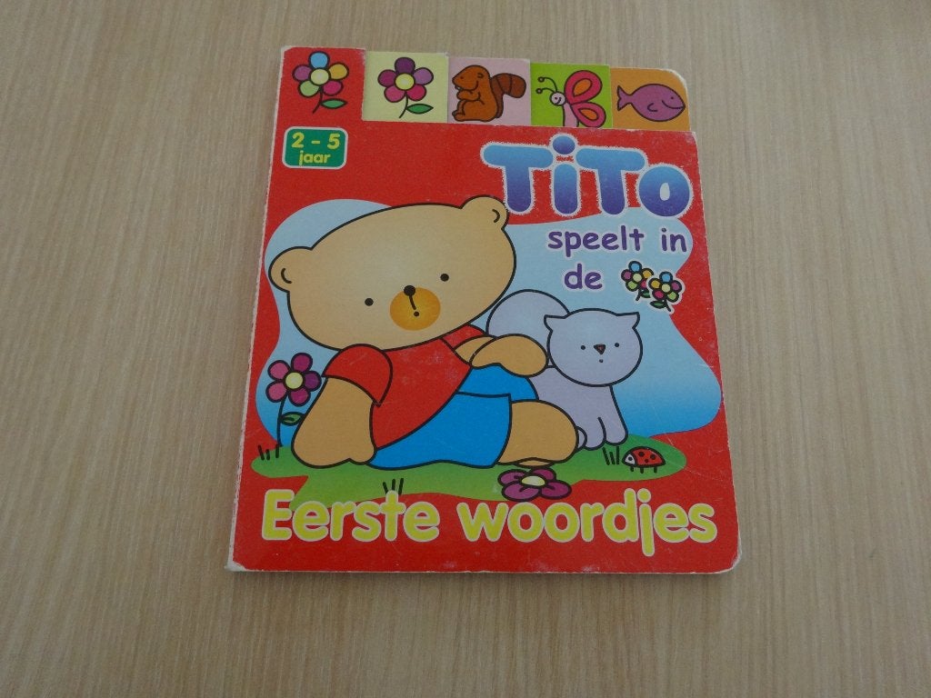 Tito speelt in de tuin - eerste woordjes, Boeken, Ophalen of Verzenden, Zo goed als nieuw, 3 tot 4 jaar