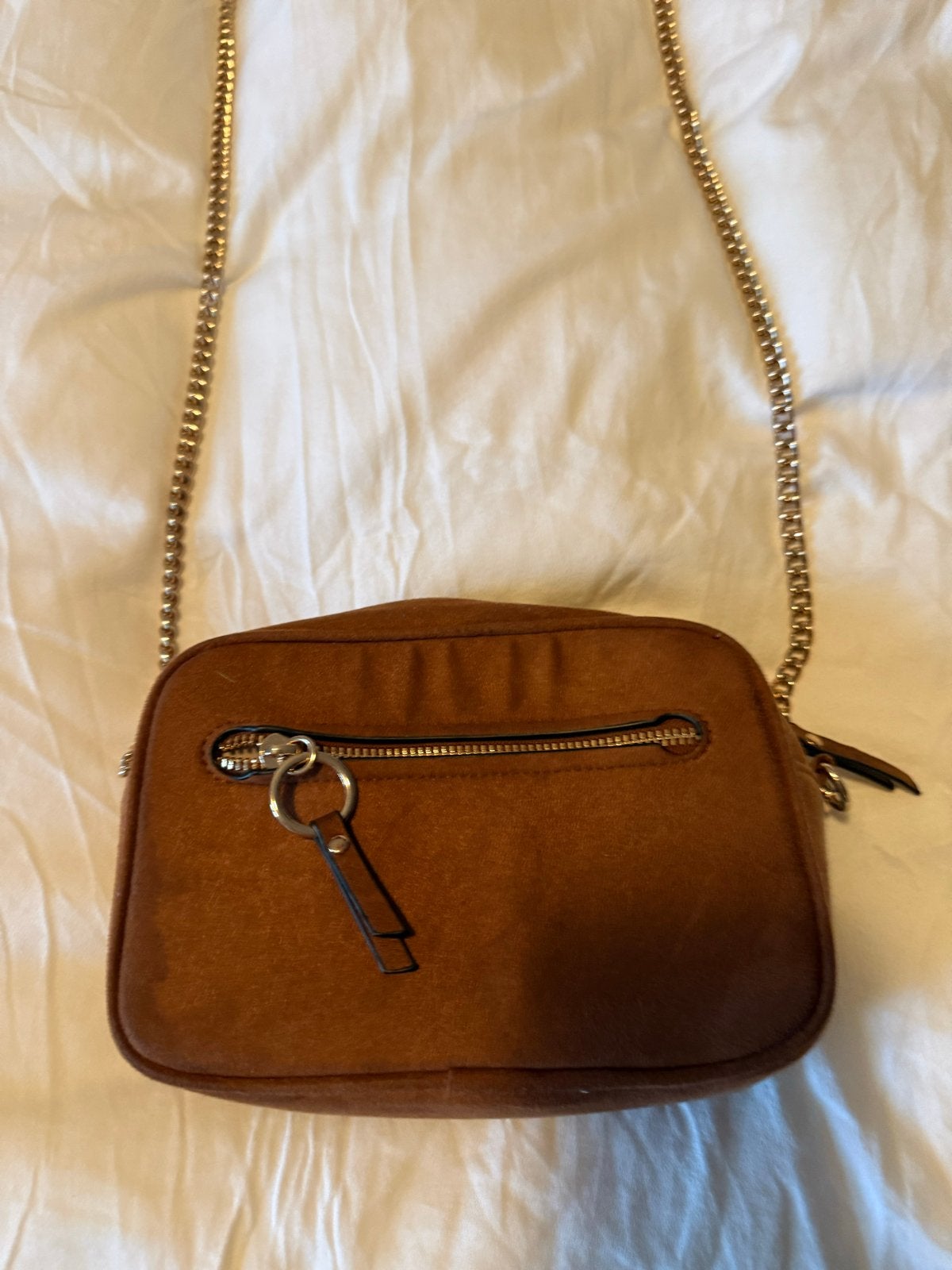 H&M Bruin suède schoudertasje met gouden ketting, Ophalen of Verzenden, Zo goed als nieuw, Bruin, Schoudertasje