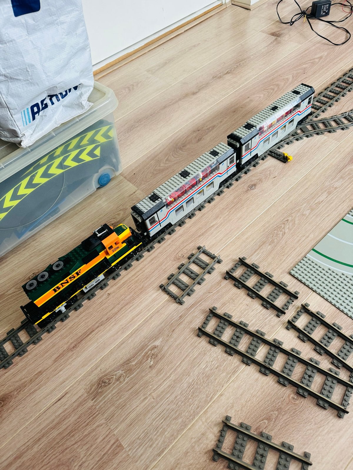 Lego Trein Set: BNSF Locomotief, Passagierswagon & Spoor, Gebruikt, Overige thema's, Lego, Ophalen of Verzenden