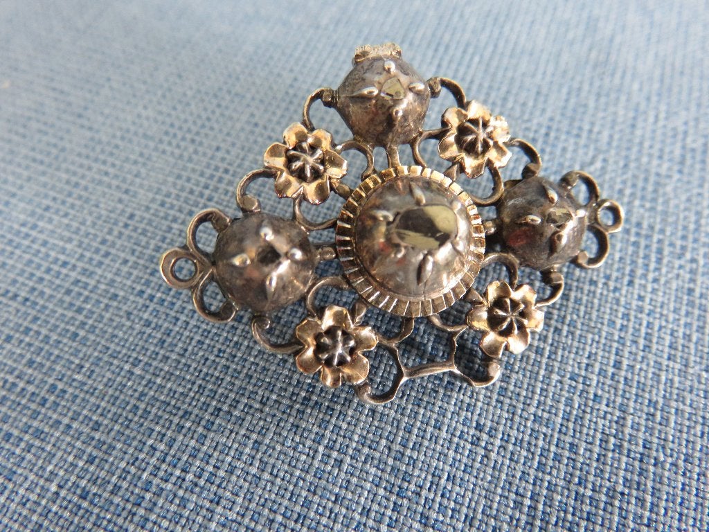 Antieke broche in zilver en goud en roos diamanten  ca. 1800, Ophalen of Verzenden, Zilver, Broche
