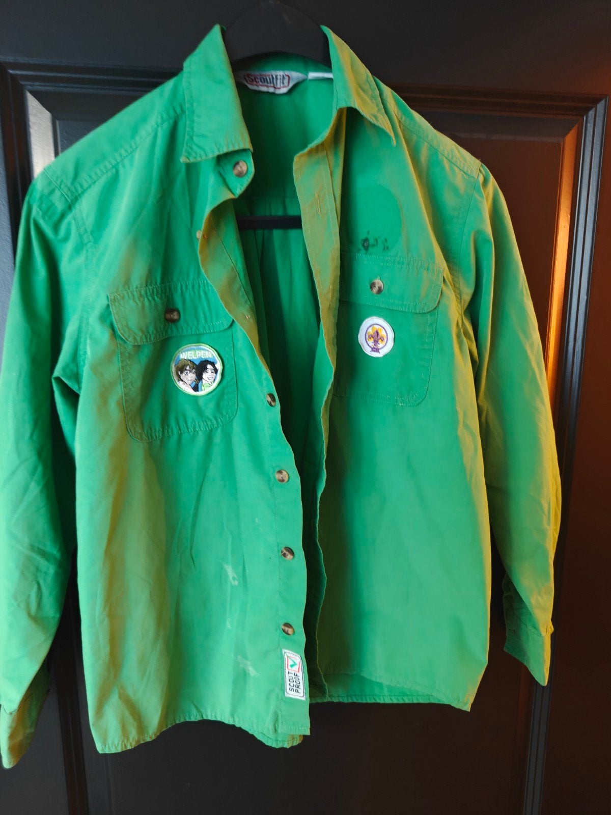 Scoutfit scouting blouse 152 groen met insignes - welpen, Verzamelen, Ophalen of Verzenden, Gebruikt, Kleding