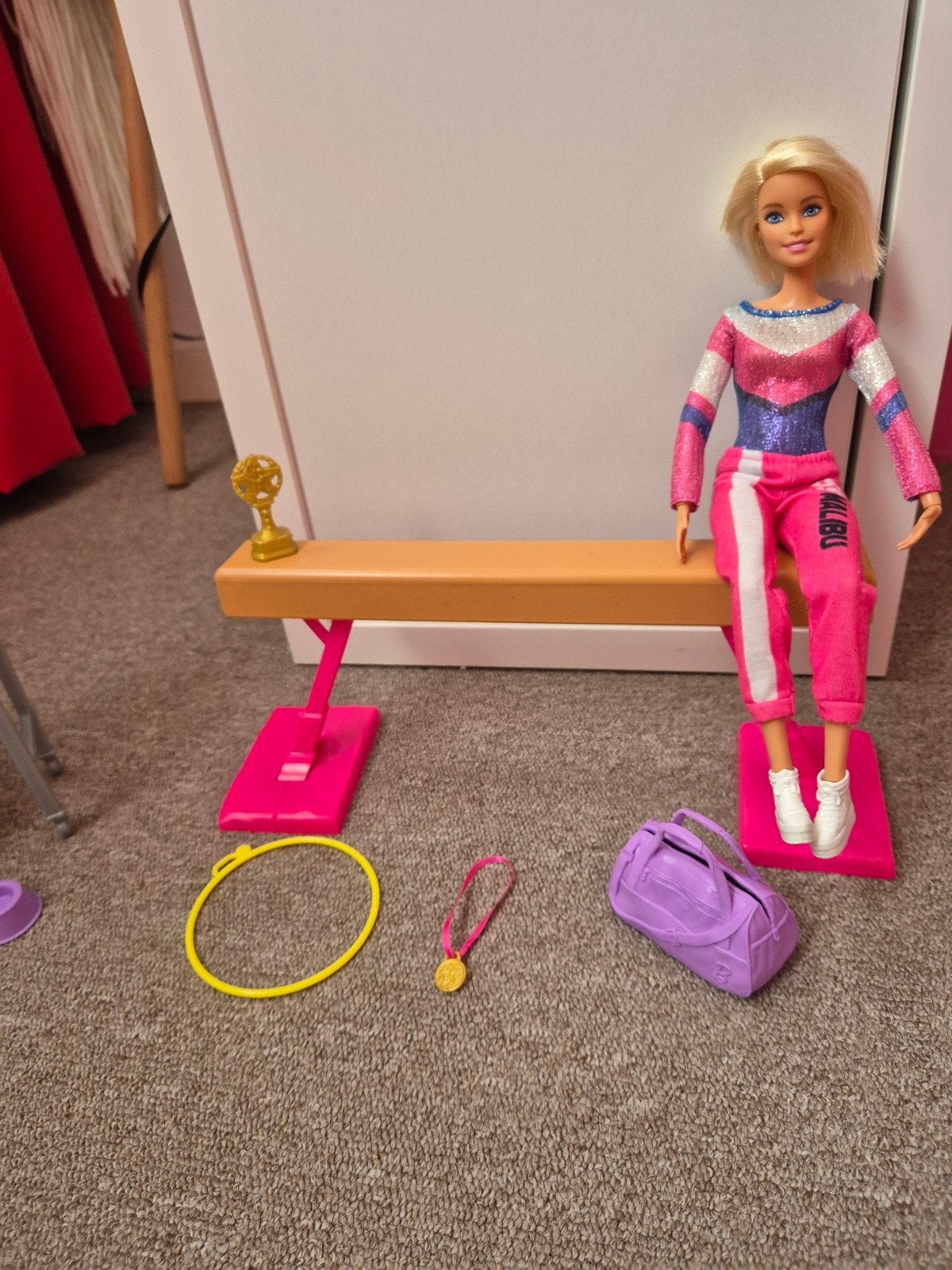 Barbie turnster met evenwichtsbalk en accessoires, Ophalen of Verzenden, Gebruikt, Barbie