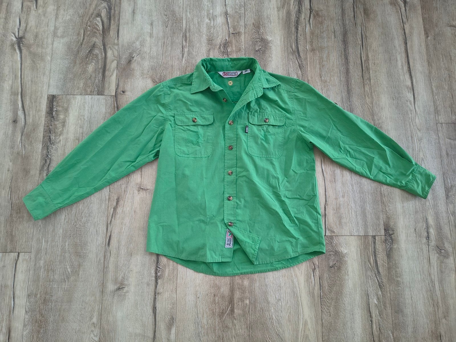Mooie groene scoutingblouse, Welpen uniform, Scoutfit, 146., Verzamelen, Onb, Ophalen of Verzenden, Kleding, Onb
