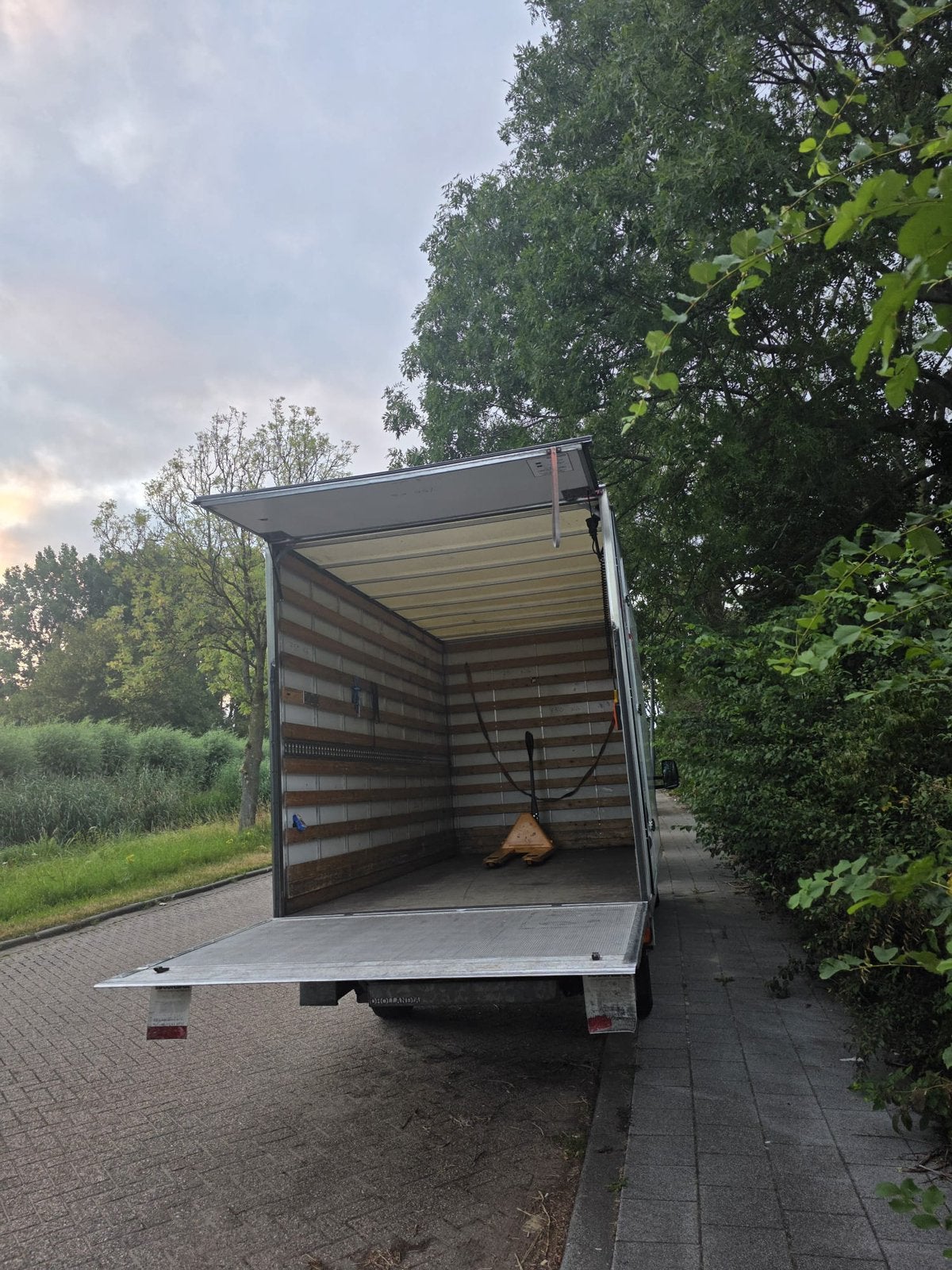 Busje met Chauffeur | Verhuizen & Transport