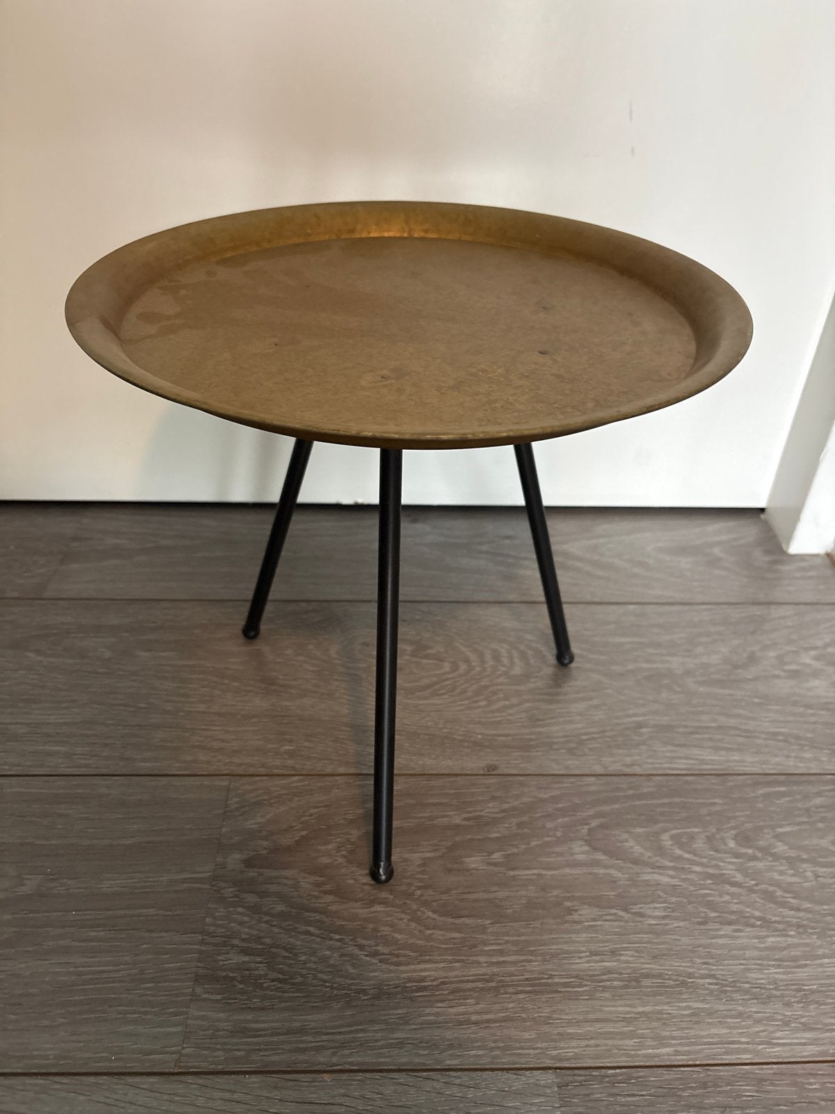 Vintage Bijzettafel met Rond Koperen Blad, Huis en Inrichting, Tafels | Bijzettafels, Ophalen, Minder dan 45 cm, Minder dan 55 cm