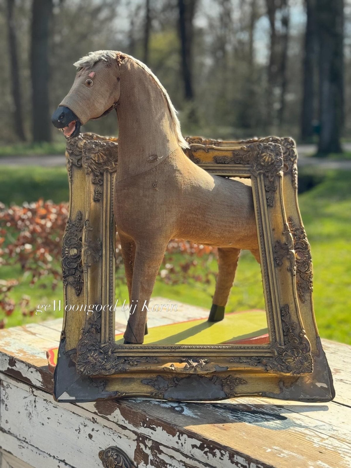 Antiek paard, stro gevuld, jute stof,houten onderstel wielen, Ophalen
