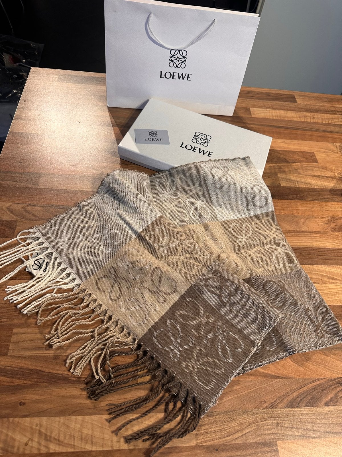 Loewe Sjaal - Nieuw met labels en verpakking, Ophalen of Verzenden, Nieuw, Maat 46/48 (XL) of groter, Sjaal