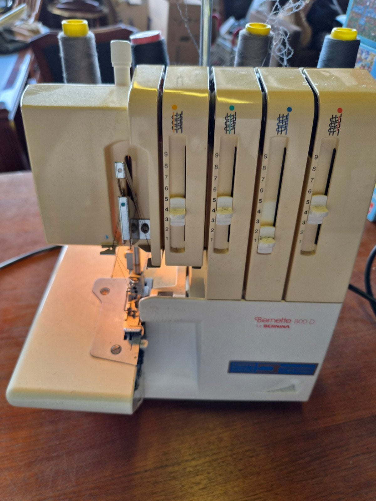 Bernette 800D Lockmachine gebruikt maar zeer goed, Hobby en Vrije tijd, Ophalen of Verzenden, Zo goed als nieuw, Lockmachine, Bernina