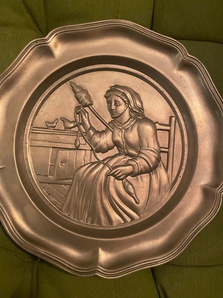 Antieke tinnen wandplaat met spinnende vrouw, Antiek en Kunst, Antiek | Tin, Verzenden