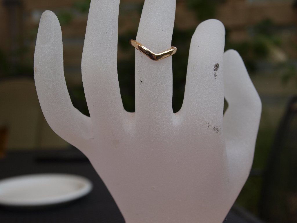 Goudkleurige V-vormige ring, Overige materialen, Nieuw, Ophalen of Verzenden, Kleiner dan 17