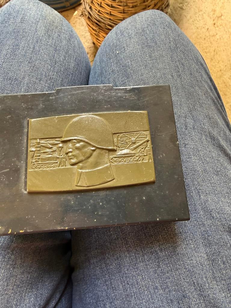 Vintage Militair Kistje met Hongaarse Medaille en Speldjes, Ophalen of Verzenden, Overige soorten, Overige gebieden, Kist of Geocache
