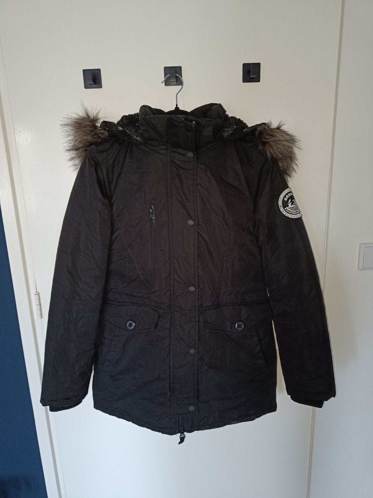 Superdry winterjas met bontkraag - Maat 38/40 (M), Kleding | Dames, Maat 38/40 (M), Superdry, Zwart, Ophalen of Verzenden