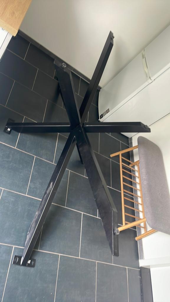 Zwart metalen spinpoot voor eettafel, Huis en Inrichting, Tafelonderdelen, Tafelpoot, 100 tot 150 cm, Zo goed als nieuw, Metaal