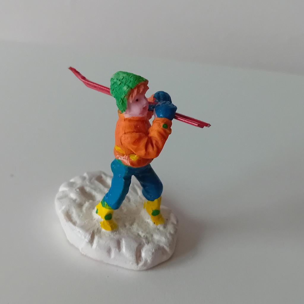 Lemax toting skis, Lemax figuur Kerstdorp, retired, Ophalen of Verzenden, Zo goed als nieuw