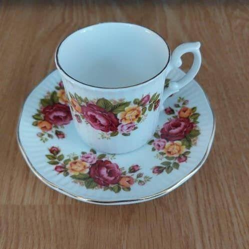 Kop en Schotel van Bone China=4,50euro, Antiek en Kunst, Antiek | Servies los, Ophalen of Verzenden