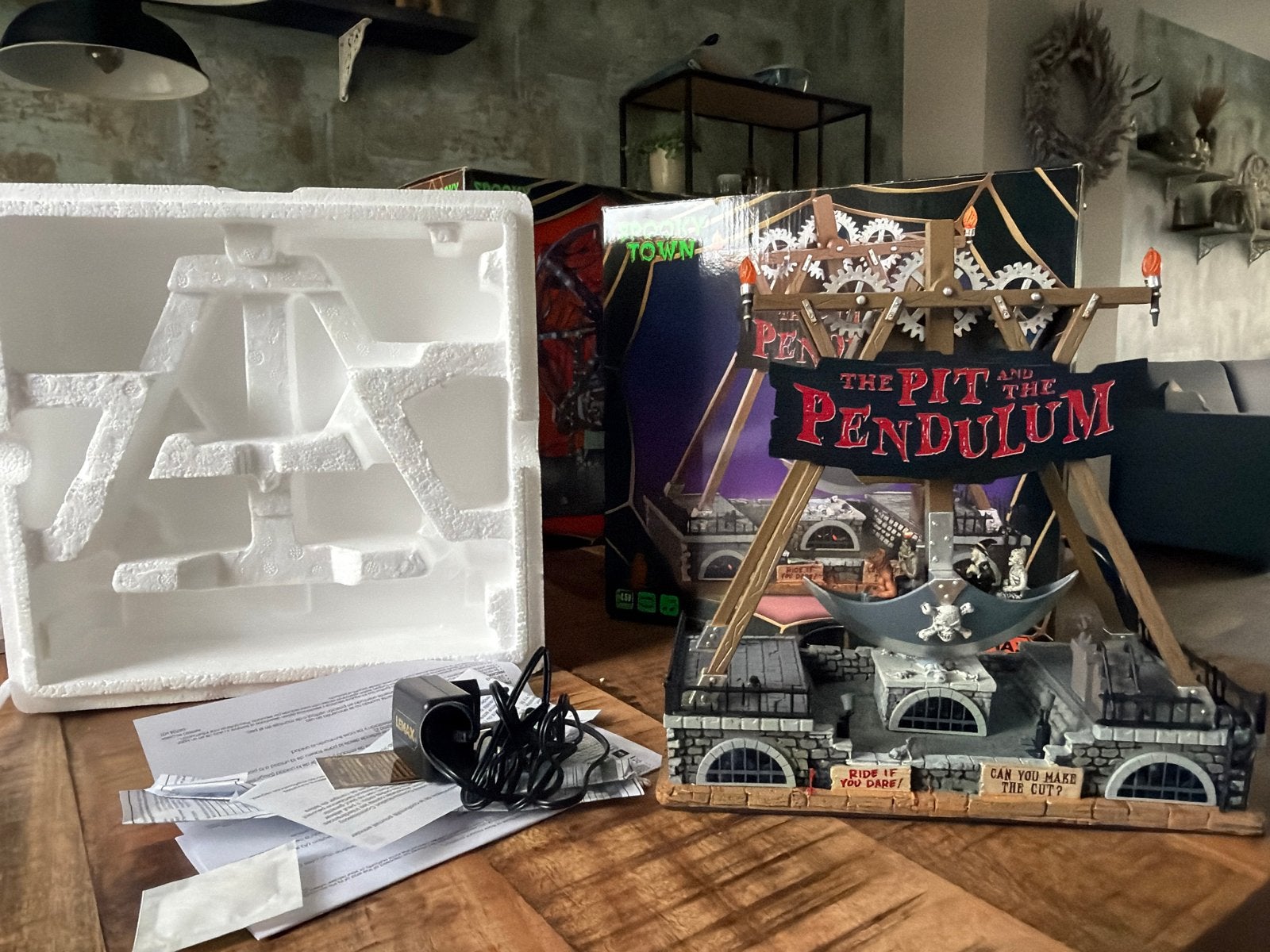 Lemax Spooky Town The Pit and the Pendulum 04704 – Retired, Ophalen of Verzenden, Zo goed als nieuw