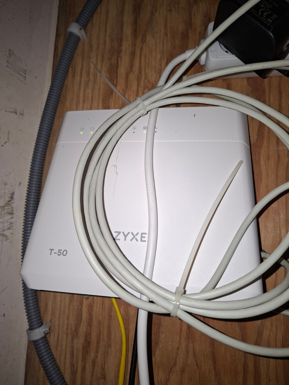 2 keer Zytel WAP6807 en 1 T50 router, Computers en Software, Routers en Modems, Ophalen of Verzenden, Zo goed als nieuw, Router