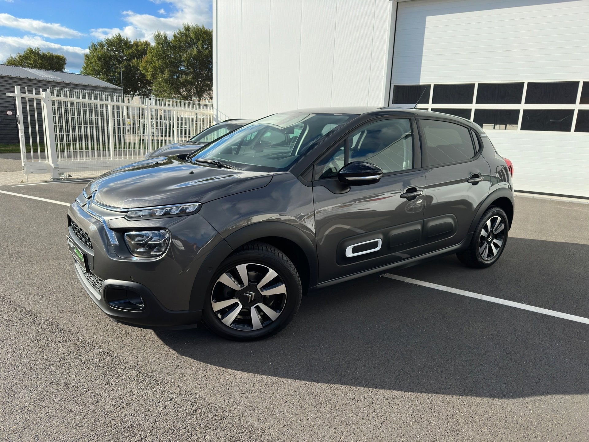 Citroen C3 1.2 PureTech S&S Shine Automaat Navigatie Achteru, Stof, Gebruikt, Zwart, 1199 cc