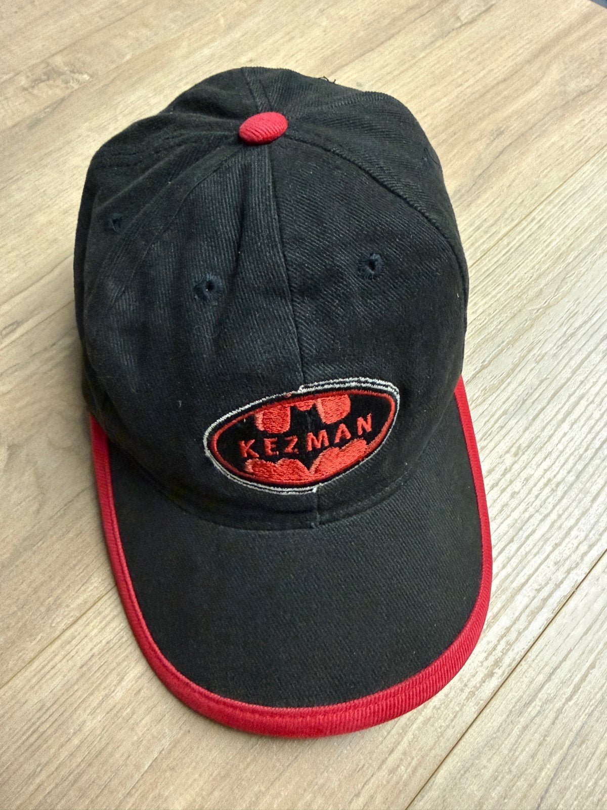 PSV Kezman Pet - Zwart met Rood - Maat 58 cm, PSV Eindhoven, Ophalen of Verzenden, Pet, PSV Eindhoven