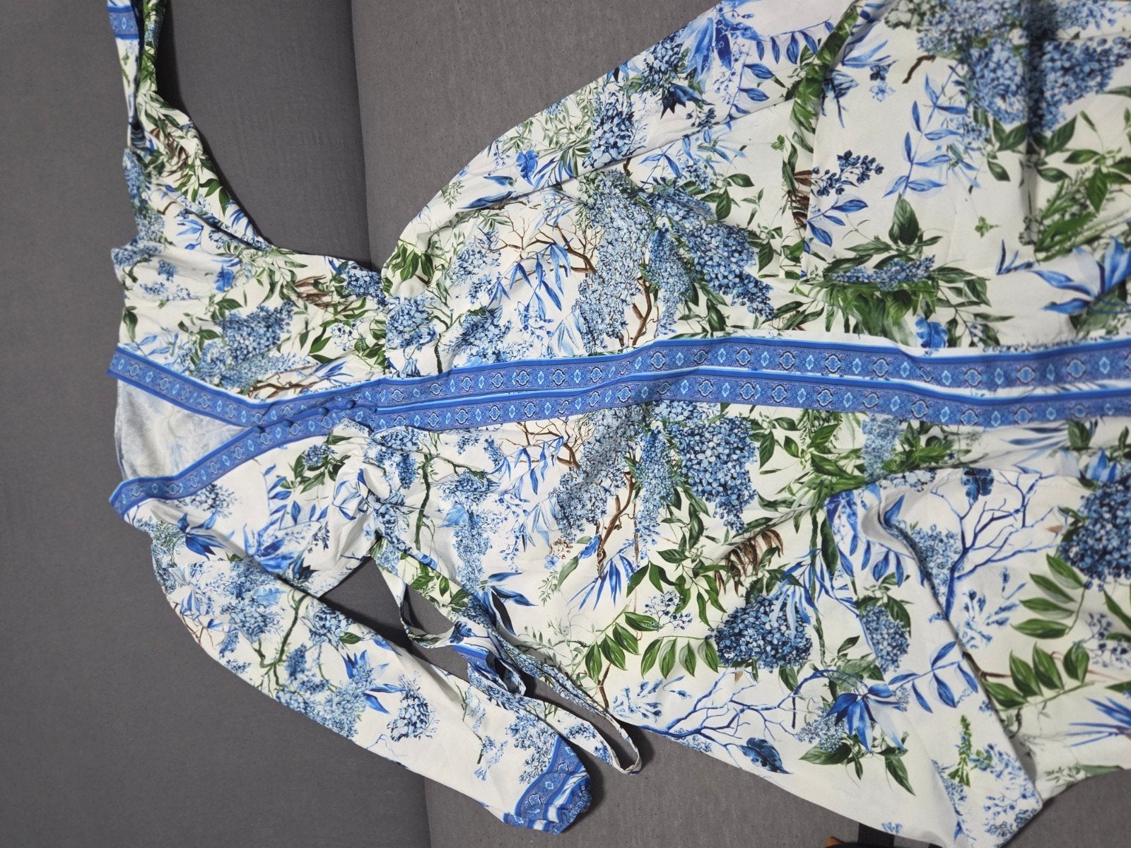 Zomerse bloemenjurk met blauwe accenten, Maat 38/40 (M), Blauw, Ophalen of Verzenden, Onder de knie