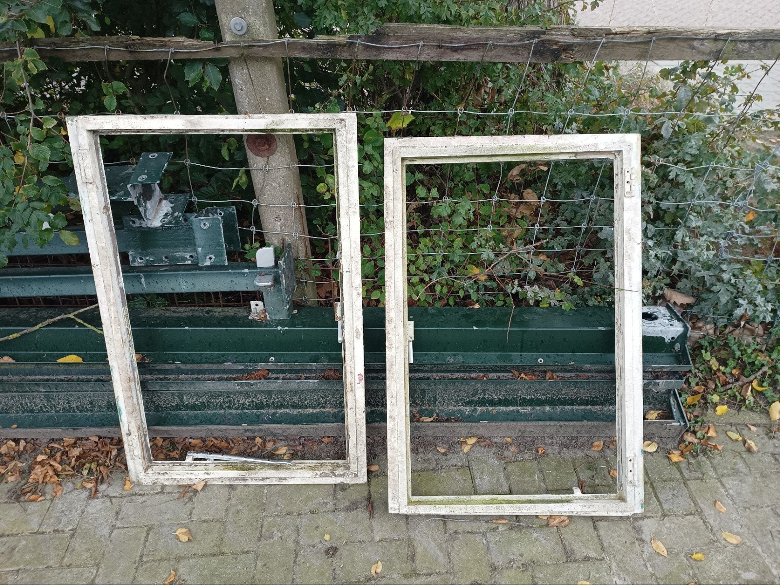 Oude stalen raamkozijnen - 2 stuks, Ophalen, Gevelraam of Ruit, Gebruikt, 80 tot 120 cm