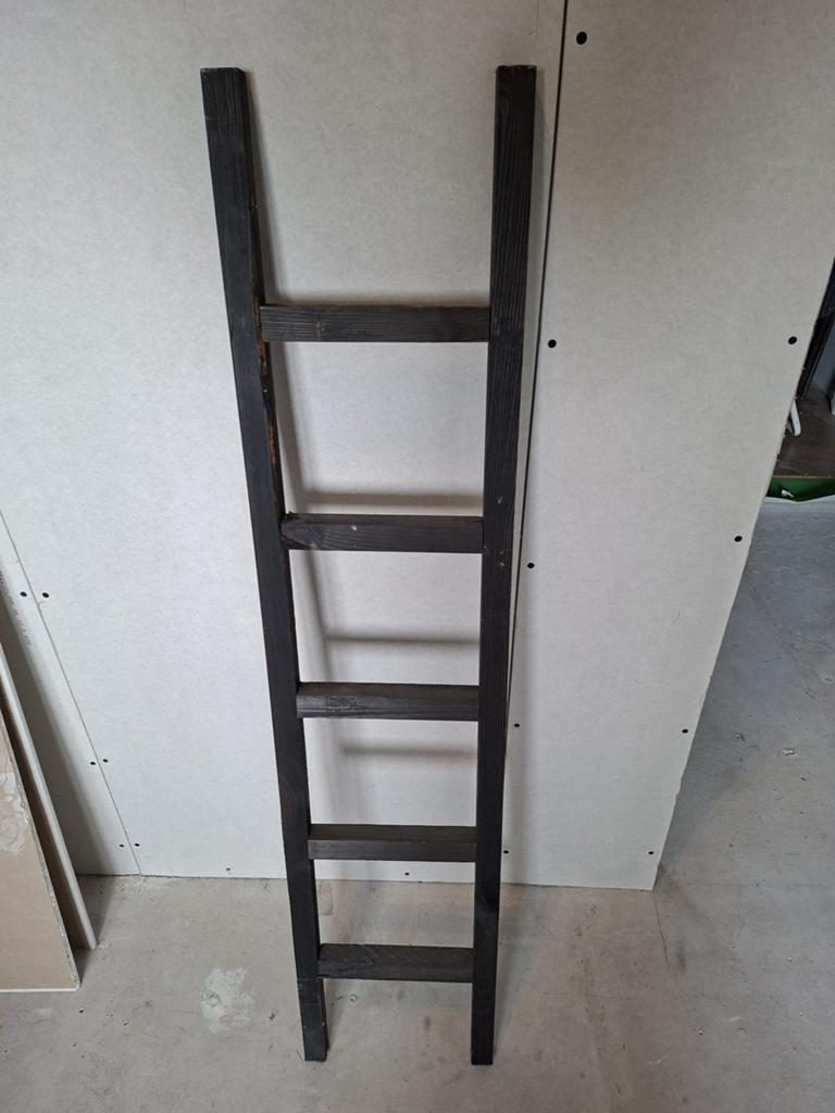 Zwarte houten decoratie trap, Ophalen, Minder dan 2 meter